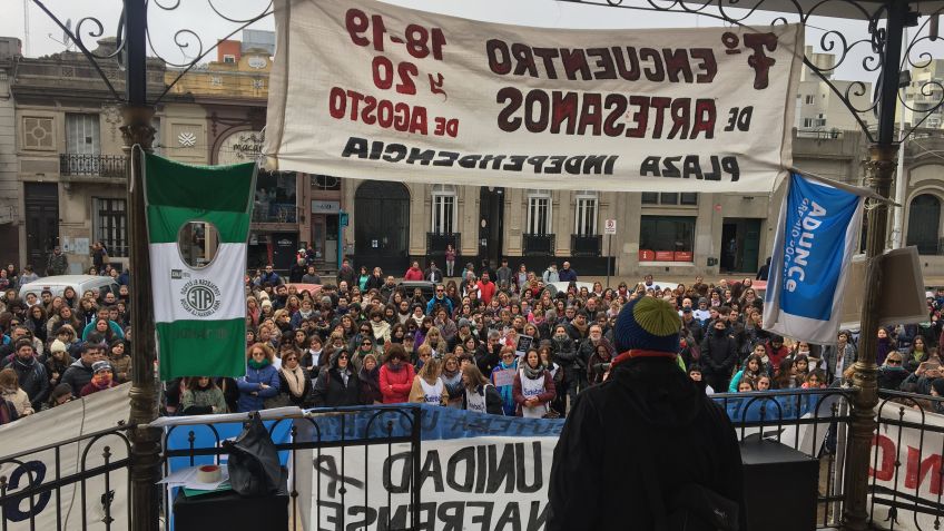 Docentes se manifestaron y responsabilizaron al gobierno por la desidia en las escuelas