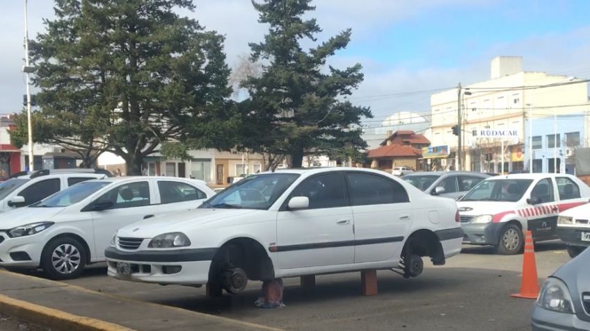 A plena luz del día, roban cuatro ruedas de un auto en la Terminal