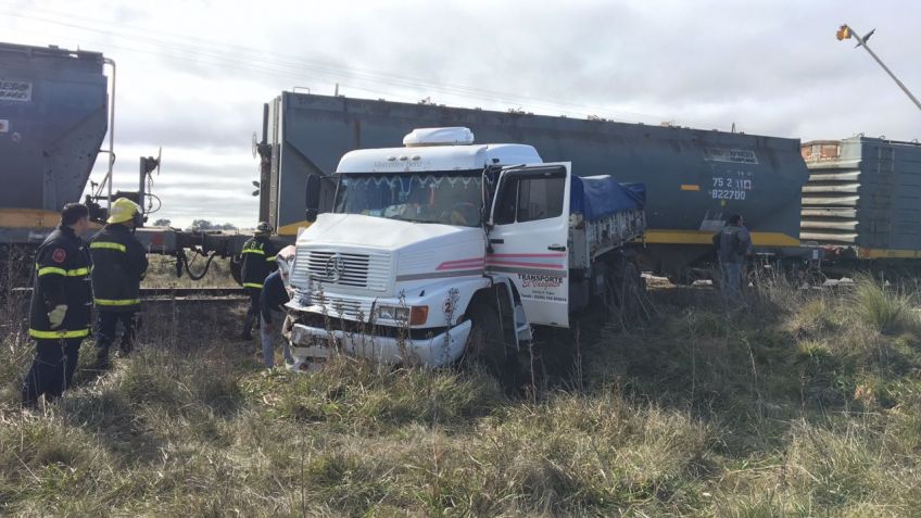 Camión chocó con un tren en la Ruta 30