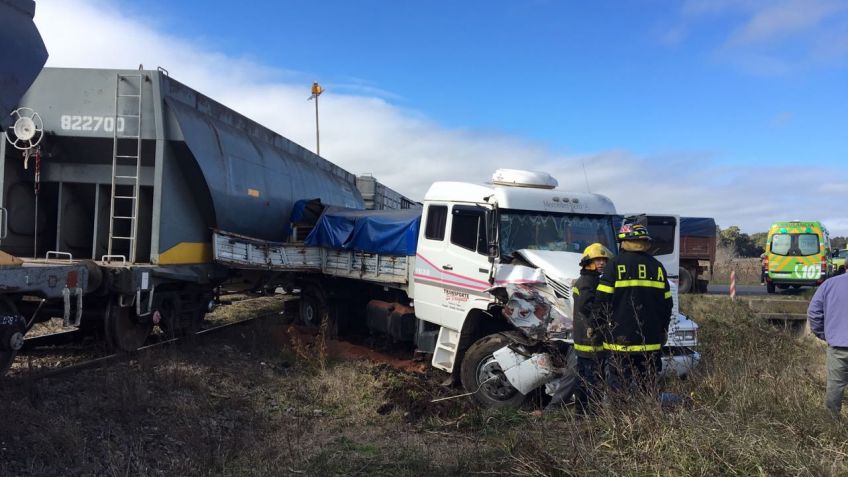 Camión chocó con un tren en la Ruta 30