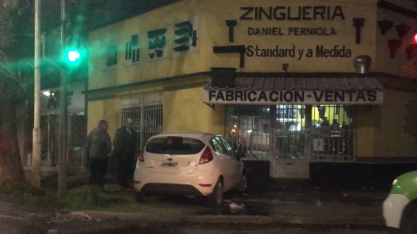 Auto chocó contra un comercio en avenida Marconi