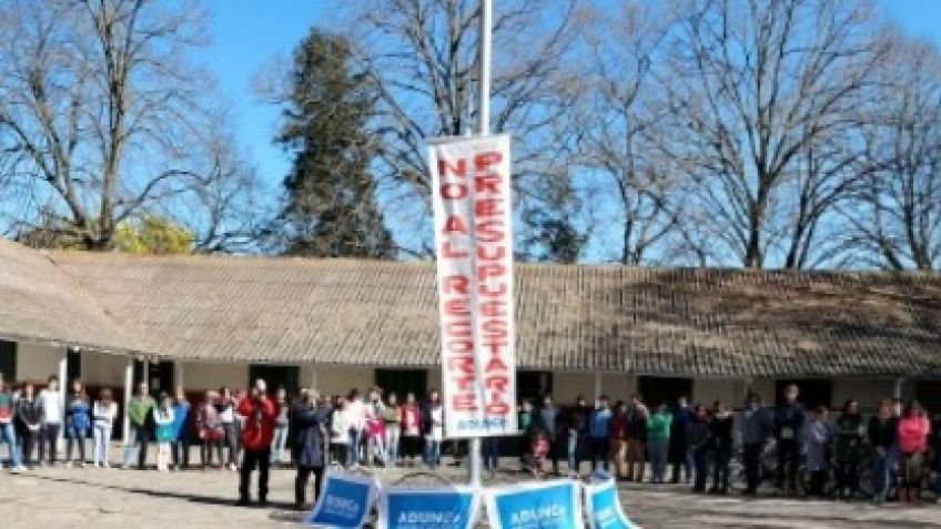 "Abrazaron" al Colegio Sábato en defensa de la Universidad Pública