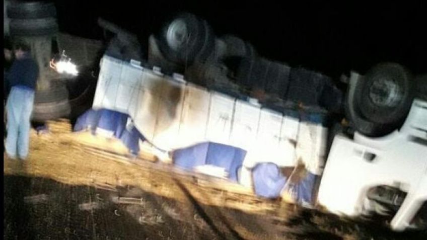 Camión tandilense volcó en la Ruta 3