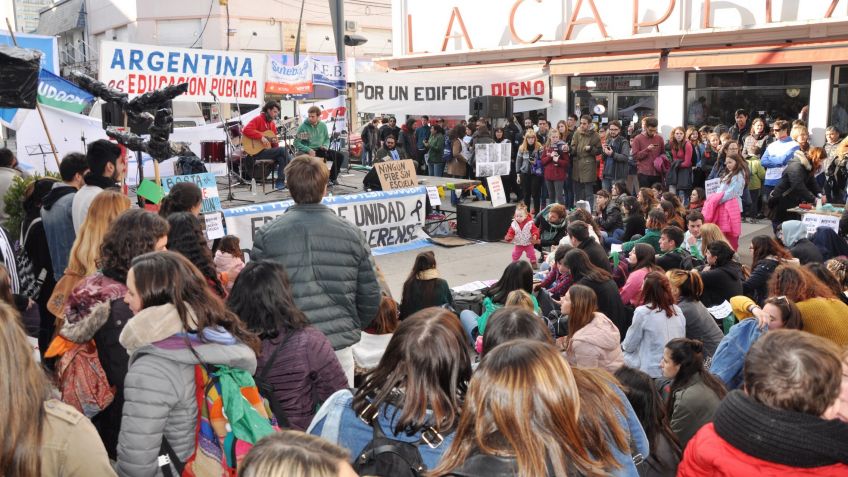 "Estamos pidiéndole a la comunidad que salga a defender su escuela"