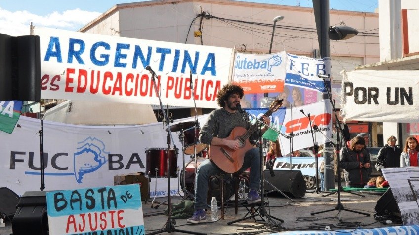 "Estamos pidiéndole a la comunidad que salga a defender su escuela"
