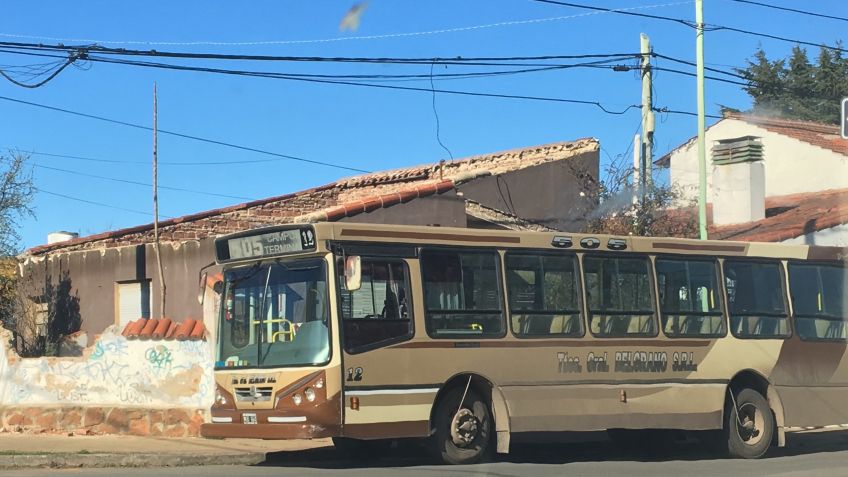 Dos hospitalizadas tras colisión entre colectivo y auto