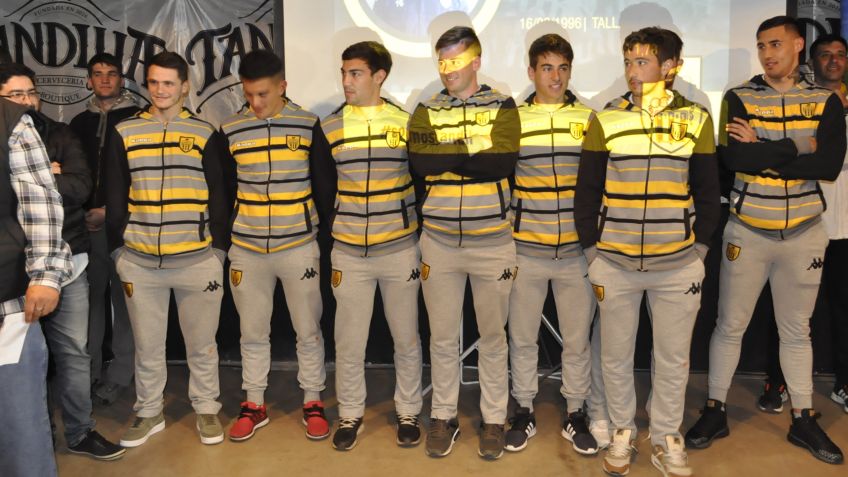 Santamarina presento su camiseta ante una nutrida concurrencia 