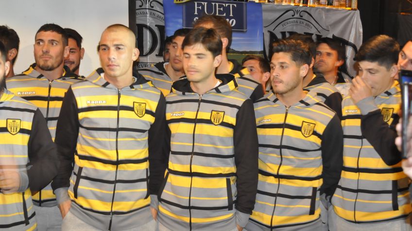 Santamarina presento su camiseta ante una nutrida concurrencia 