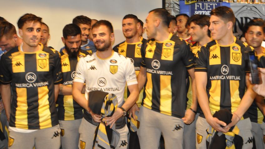 Santamarina presento su camiseta ante una nutrida concurrencia 