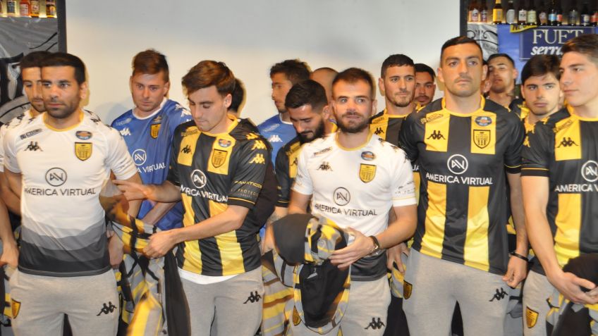 Santamarina presento su camiseta ante una nutrida concurrencia 