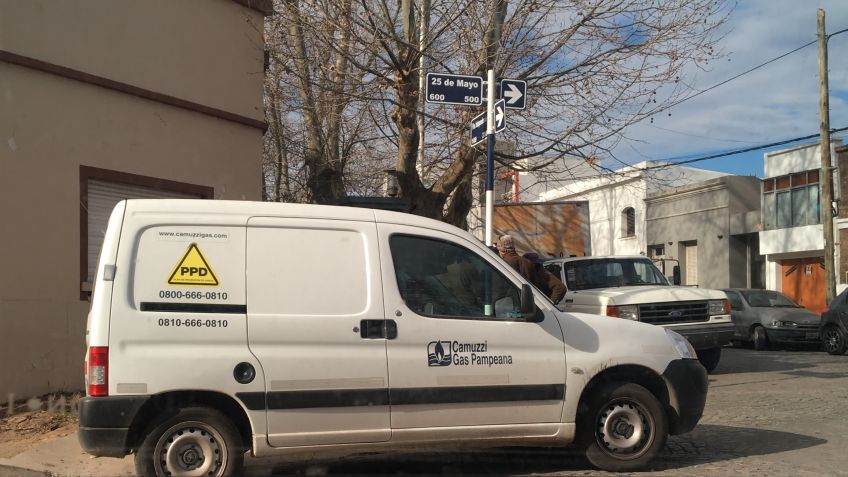 Estaban sacando raíces de un árbol y rompieron un caño de gas