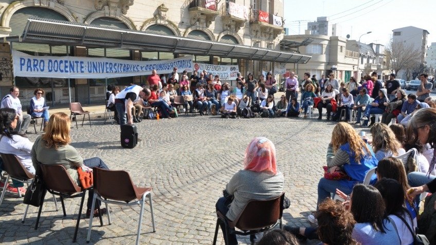 Toma, asamblea y choripanes en el marco de lucha de los Universitarios