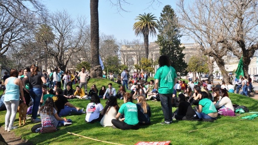 Toma, asamblea y choripanes en el marco de lucha de los Universitarios