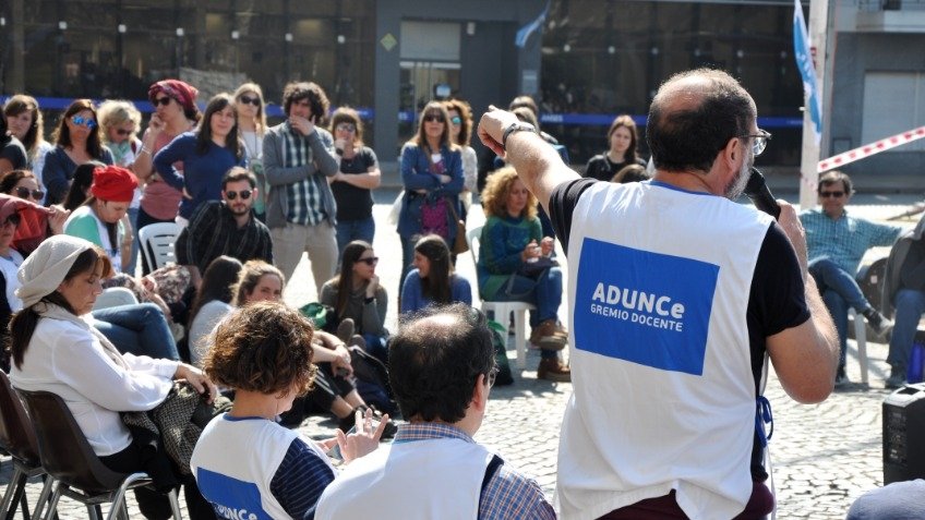 Toma, asamblea y choripanes en el marco de lucha de los Universitarios