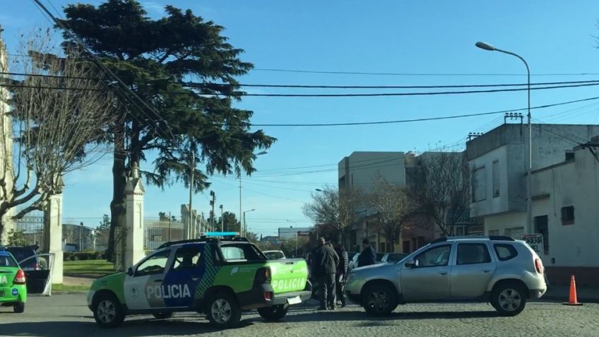 Auto y moto colisionaron en la esquina del hospital: una herida
