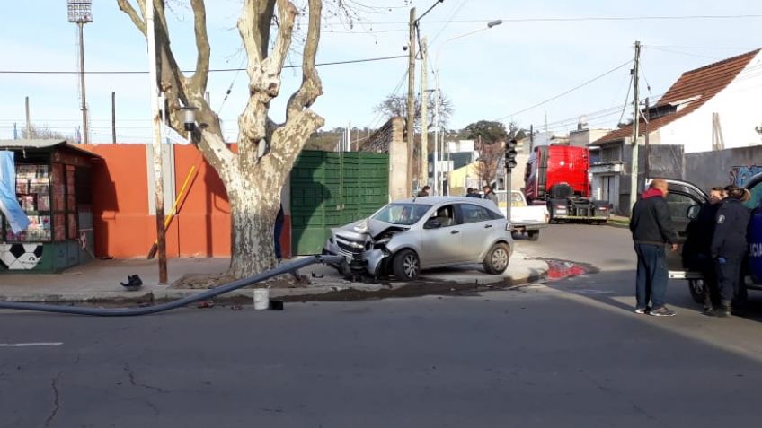 Automovilista tiró un semáforo en Rivadavia y Belgrano