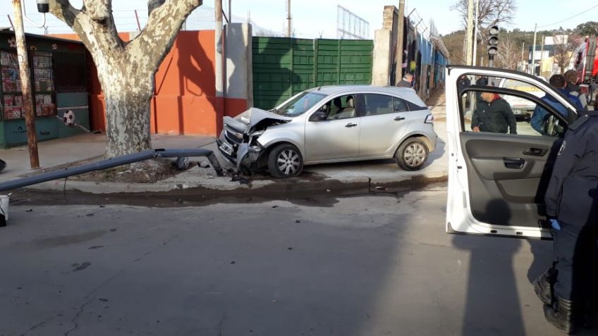 Automovilista tiró un semáforo en Rivadavia y Belgrano