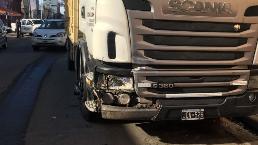Un hospitalizado tras choque entre camioneta y camión