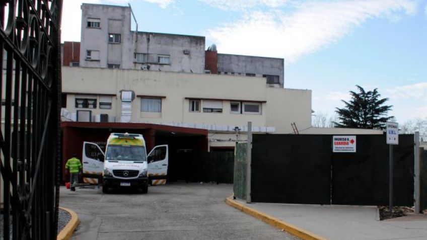 Abrió la puerta de su auto y venía una moto: mujer hospitalizada