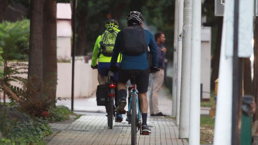 "¿En qué cartel de ésta ciudad dice que pueden circular los ciclistas por las veredas?"