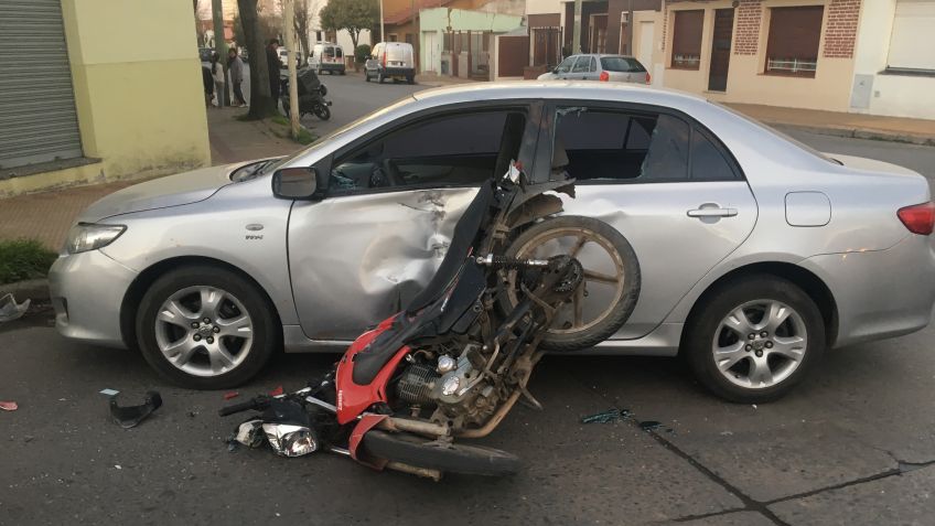 Tres heridos tras duro choque entre moto y auto