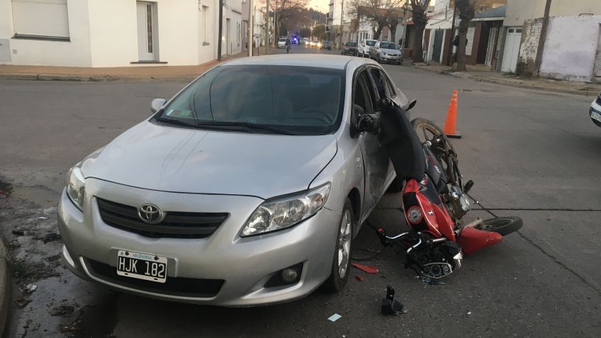 Tres heridos tras duro choque entre moto y auto