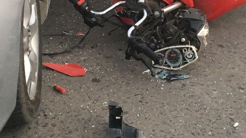 Tres heridos tras duro choque entre moto y auto