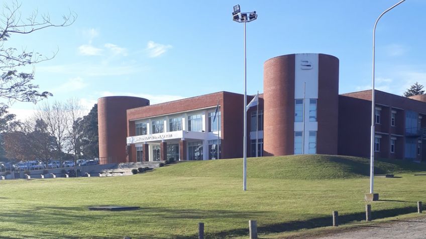 Alumnos toman el Campus Universitario