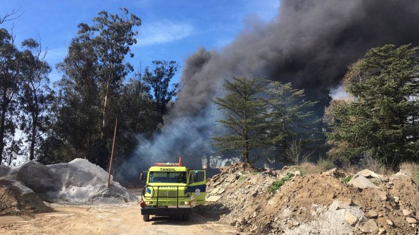 Humo negro: incendio en el predio de vialidad