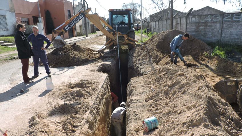 Avanzan las obras de reemplazo de cañería de cloacas en la calles Dinamarca