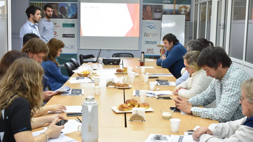 Se realizó un nuevo café empresarial en la oficina de empleo  