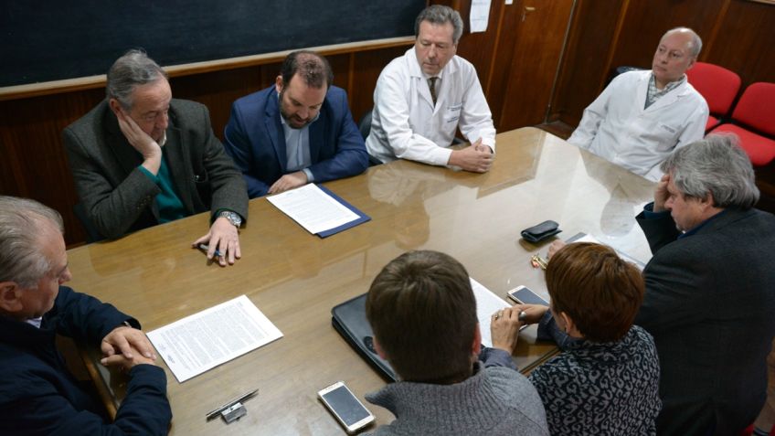 Se firmó el contrato para la compra de los nuevos ascensores del Hospital Ramón Santamarina