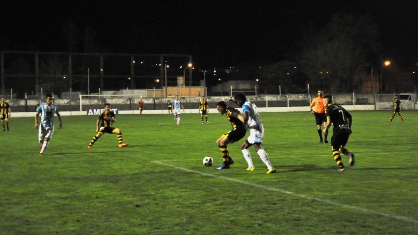 Un opaco Santamarina consiguió el empate sobre la hora
