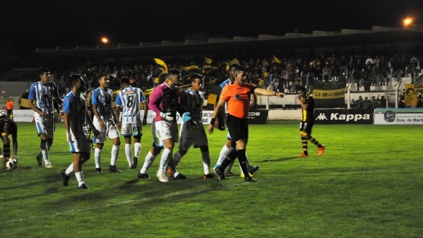 Un opaco Santamarina consiguió el empate sobre la hora