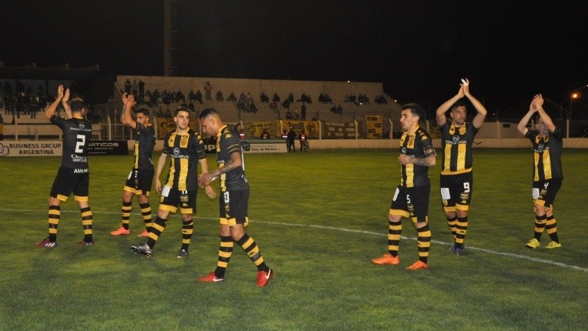 Un opaco Santamarina consiguió el empate sobre la hora