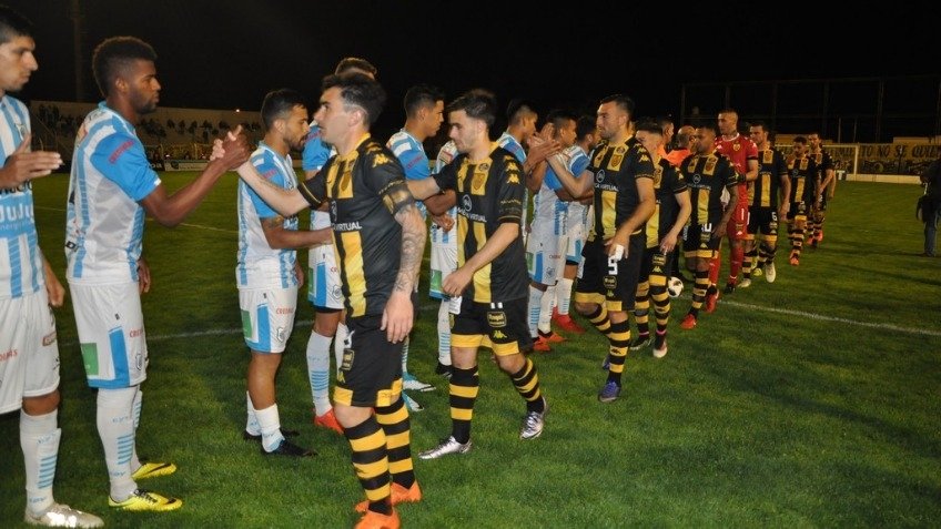 Un opaco Santamarina consiguió el empate sobre la hora