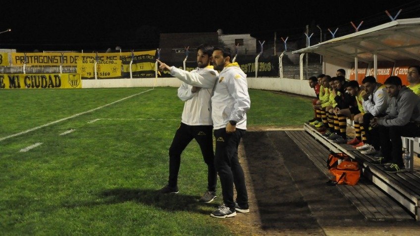 Un opaco Santamarina consiguió el empate sobre la hora