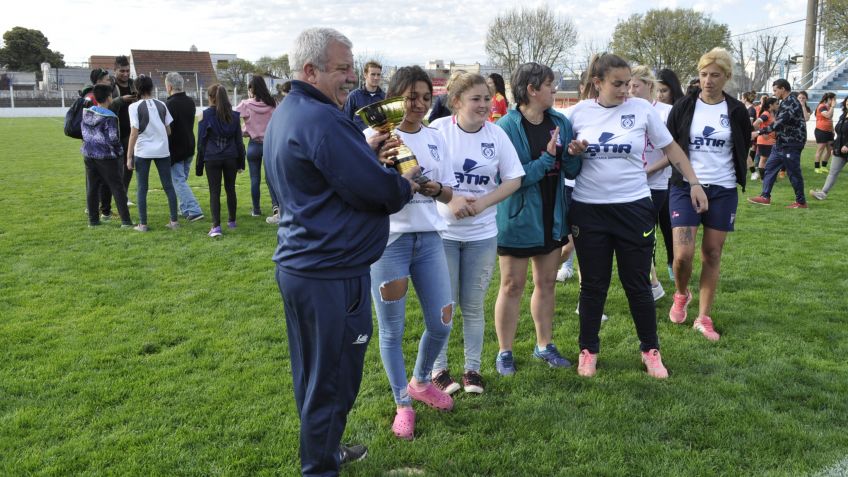 Juventud Unida se clasificó Campeón en el primer torneo oficial de Fútbol Femenino