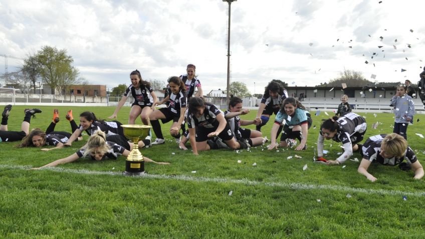 Juventud Unida se clasificó Campeón en el primer torneo oficial de Fútbol Femenino