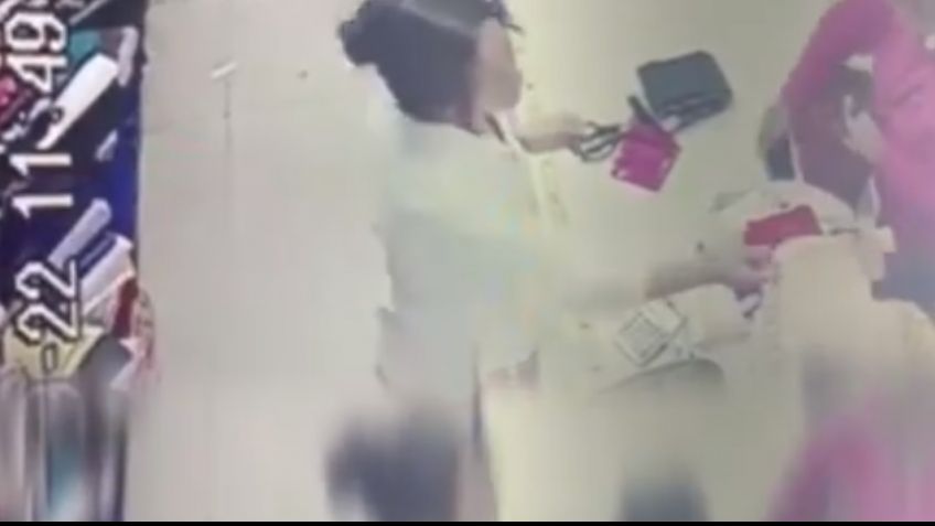Se robó un celular de un mostrador y quedó filmada