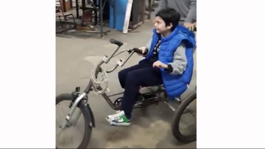La alegría de Bauti con su tricicleta