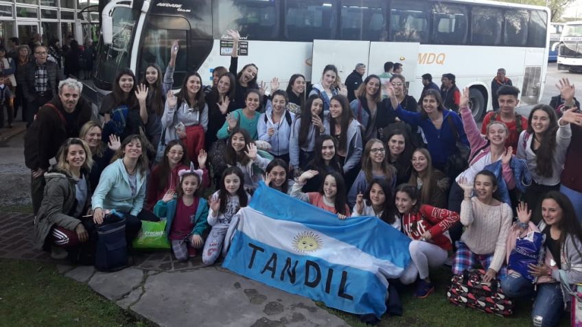 Las chicas de la Escuela de Danzas ya partieron a Carlos Paz