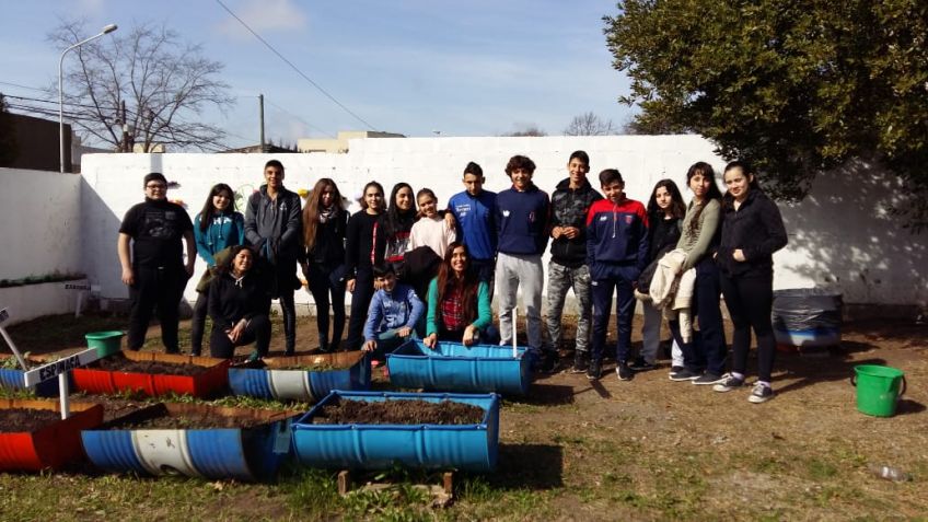 Aromáticas, cultivo hidropónico y hortalizas en la Escuela Comercio