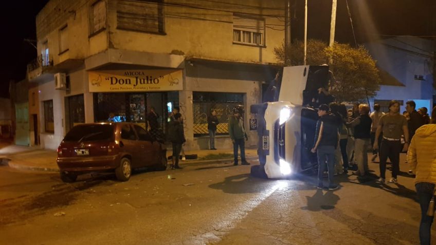 Violenta colisión y vuelco sin heridos