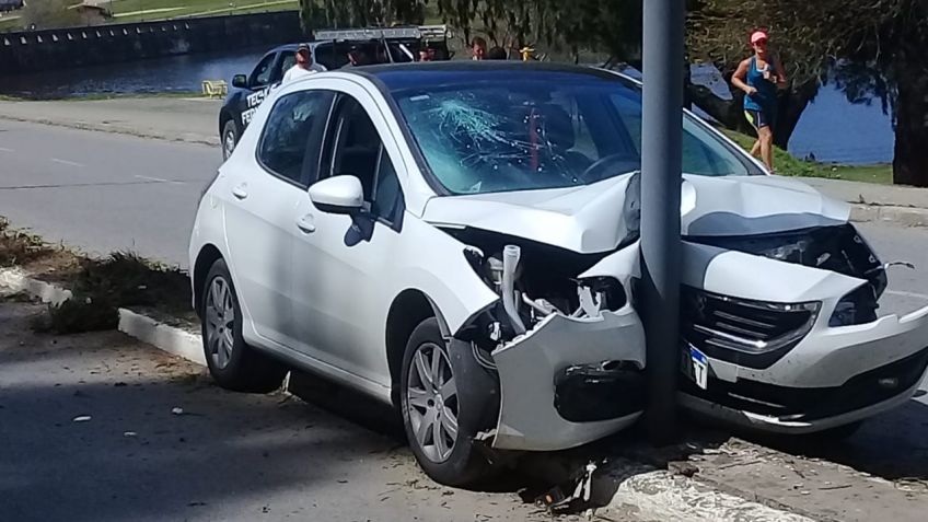 Auto chocó contra un poste de luz: una menor con heridas leves