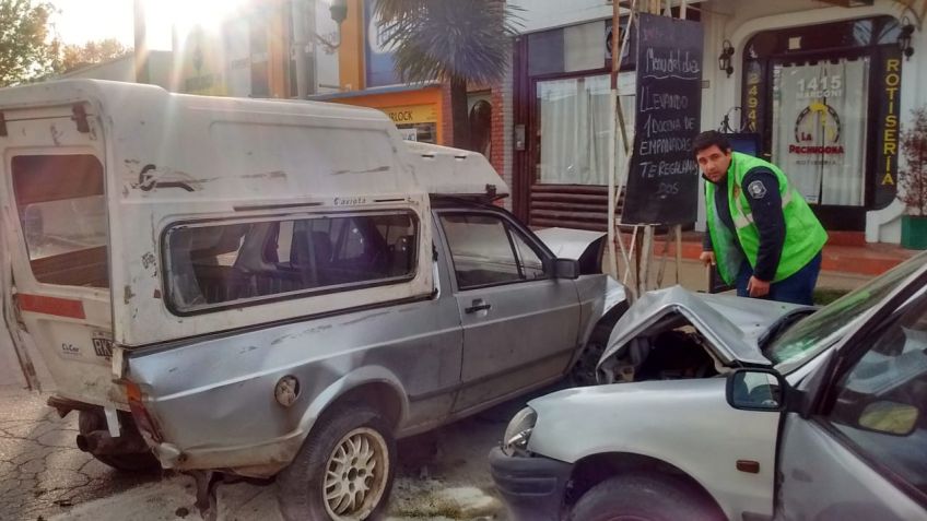 Un herido tras fuerte choque entre auto y camioneta