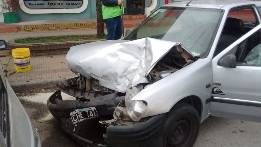 Un herido tras fuerte choque entre auto y camioneta