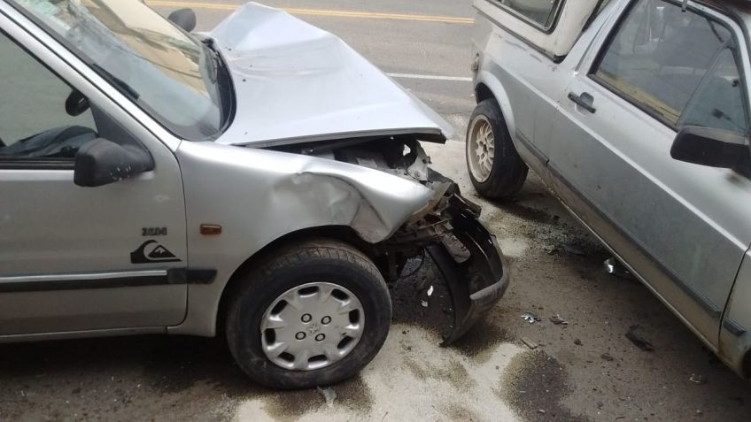 Un herido tras fuerte choque entre auto y camioneta