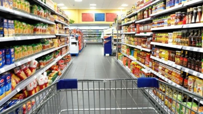La canasta de consumo masivo volvió a caer un 2% en agosto por la recesión