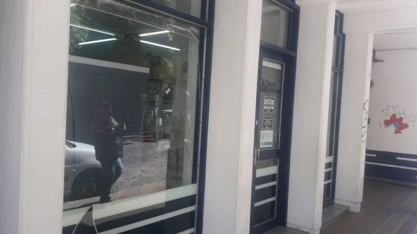 Rompieron ventanal de las oficinas de Camuzzi con un adoquín 